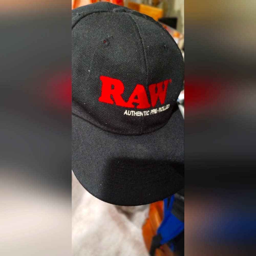 Baseball cap with Raw on it